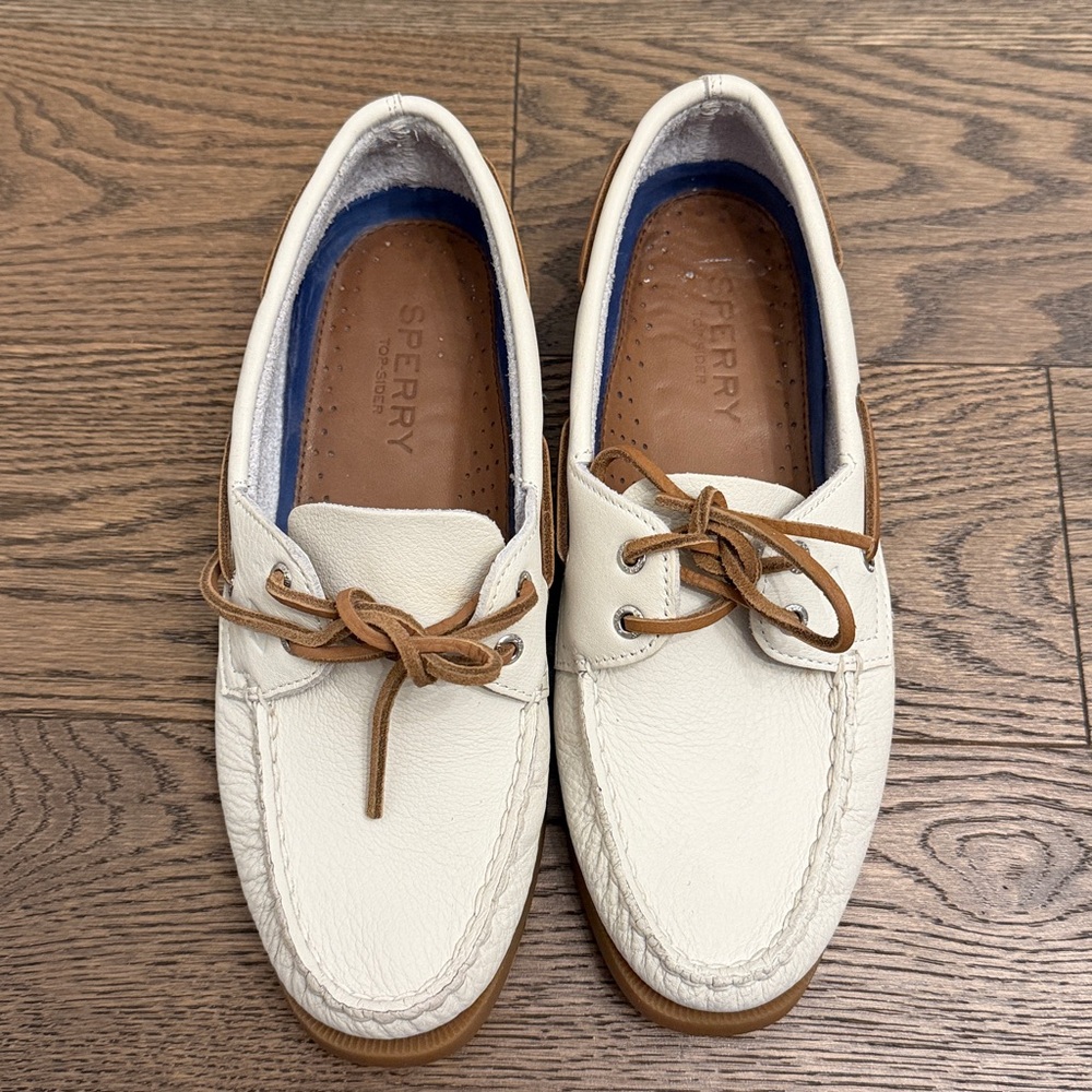 EUC Sperry White Leather Boat Shoes with Brown Laces